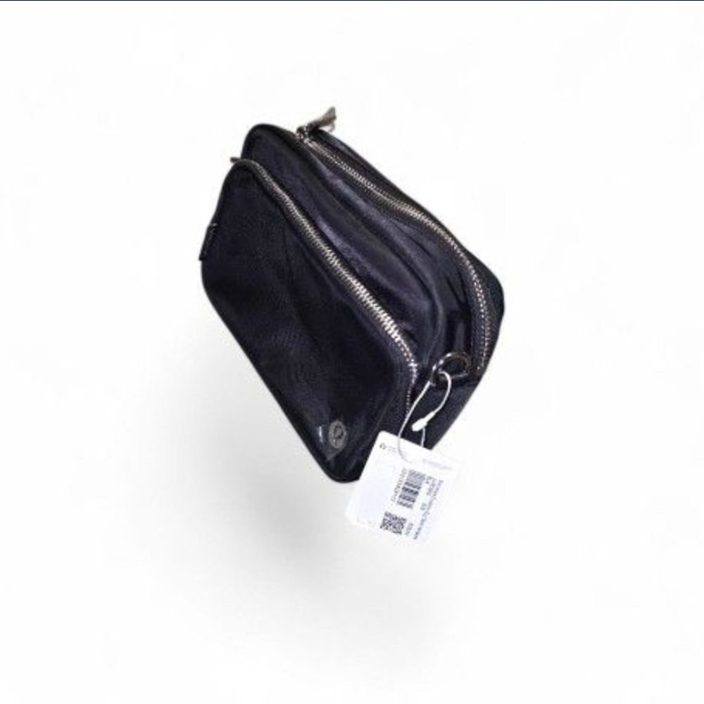 Lululemon- Everywhere Crossbody BeltBag *2L -1 Black - Picture 3 of 4